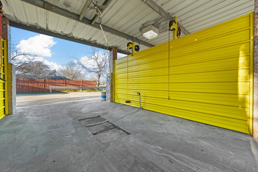 More Photos Of 805 Poindexter Ave, Cleburne Carwash For Sale