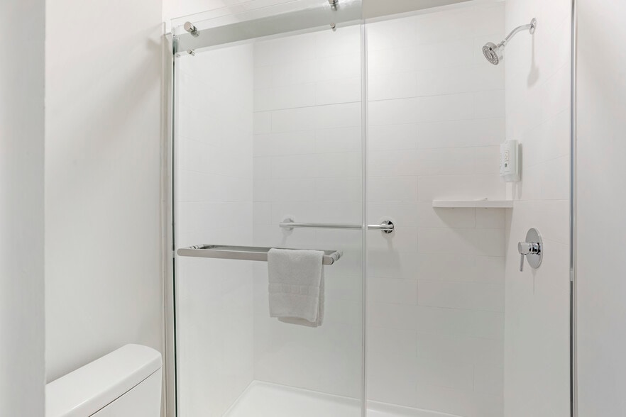 More Photos Of 170 Eastbrook Rd, Smoketown Hotel For Sale