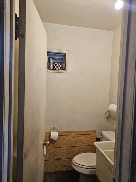 More Photos Of 2109 W Gaylord St, Long Beach Warehouse For Sale