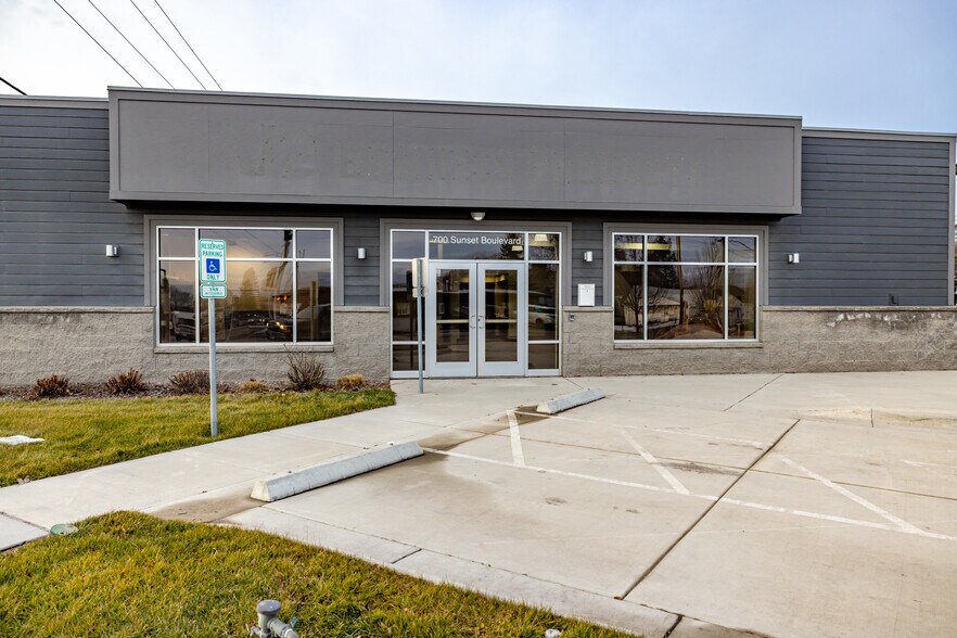 More Photos Of 115 1/2 W Wyoming St, Kalispell Showroom For Lease
