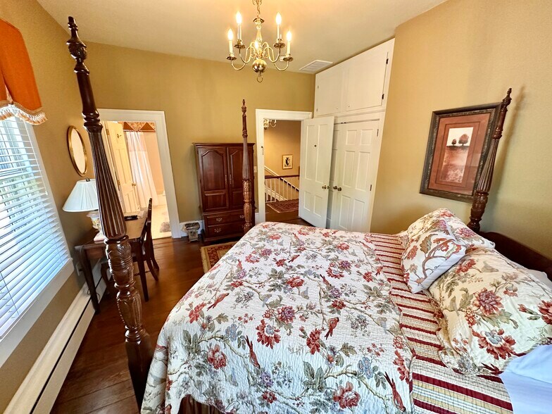 More Photos Of 615 College St, Clinton Hotel For Sale