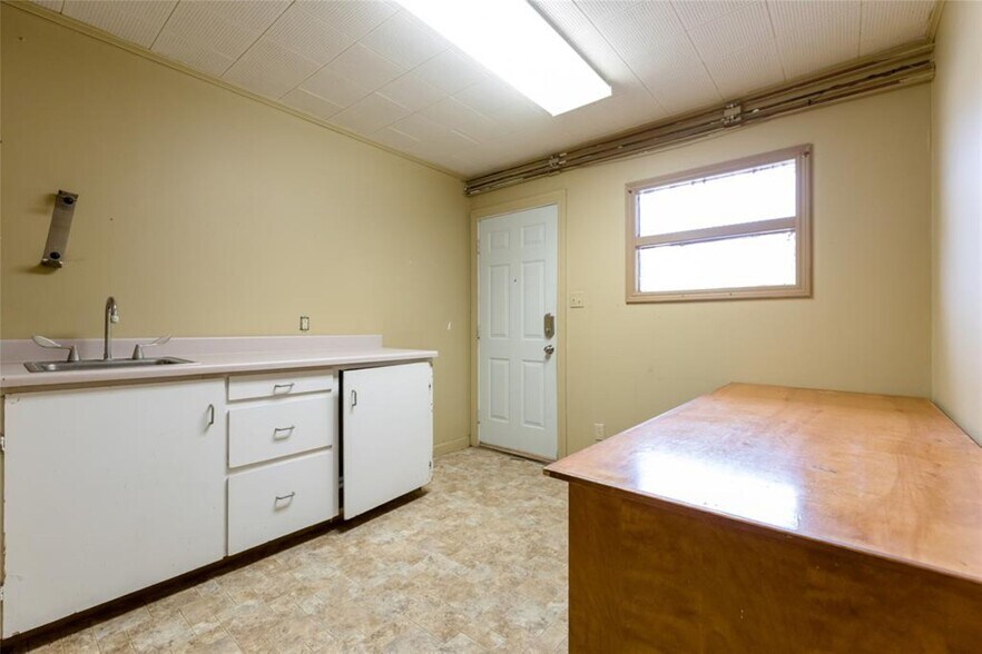 More Photos Of 517 W 2nd St, Elk City Office For Sale