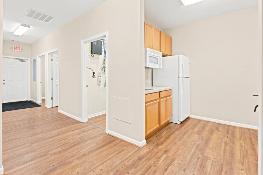 More Photos Of 1569 Jefferson Hwy, Fishersville Office For Lease