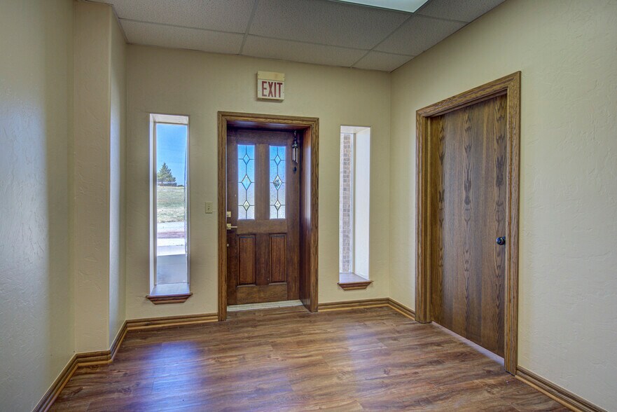 More Photos Of 2830 NW 32nd St, Newcastle Office For Sale