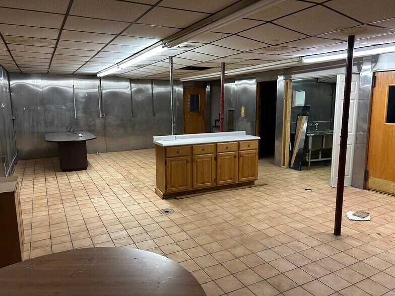 More Photos Of 418 3rd Ave, Ford City Light Distribution For Lease
