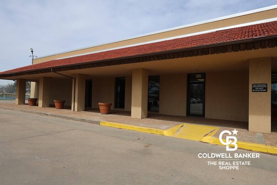 More Photos Of 911 N Main St, Garden City Office For Sale