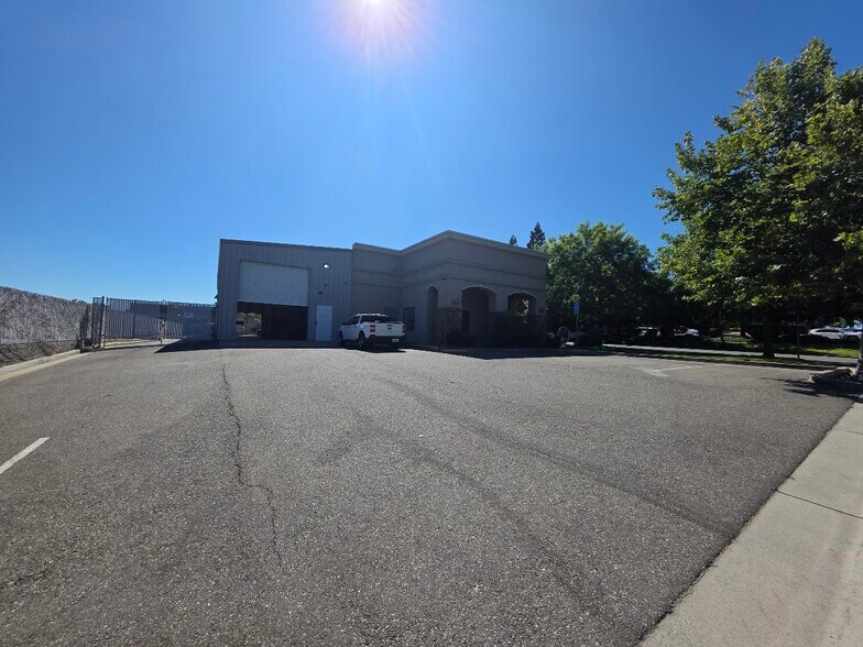 More Photos Of 500 Delano Dr, Oakdale Showroom For Lease