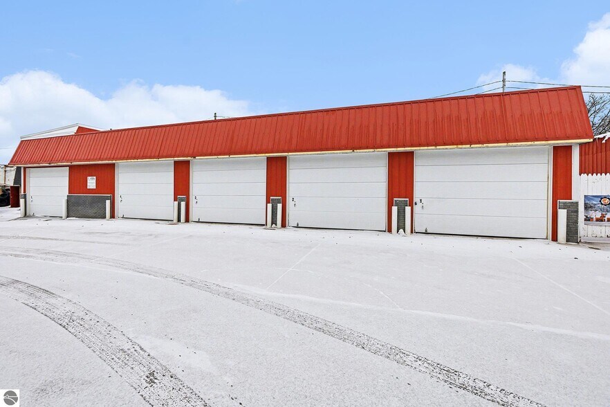 More Photos Of 414 S Mitchell St, Cadillac General Retail For Lease