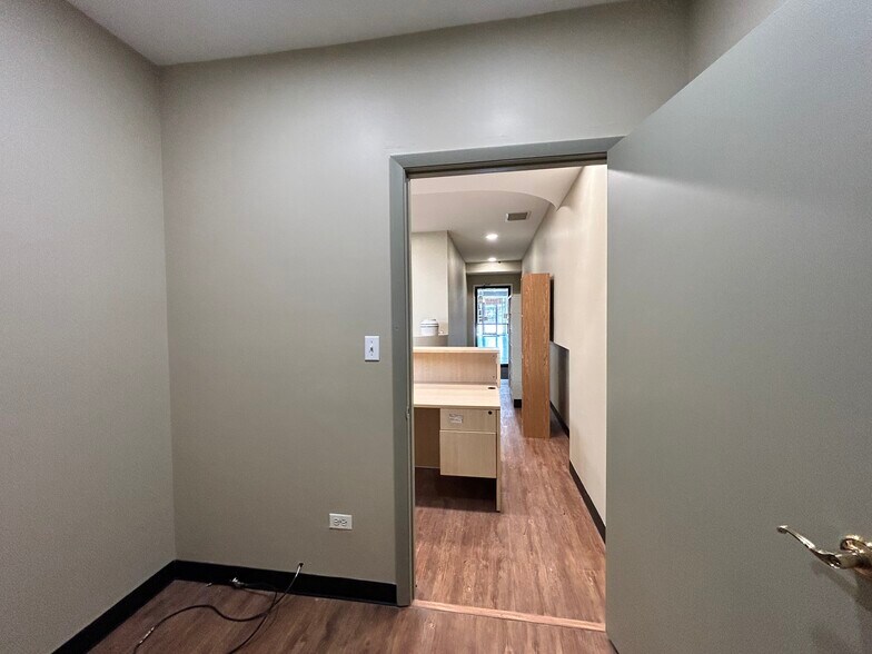 More Photos Of 4956 W Irving Park Rd, Chicago Office For Lease