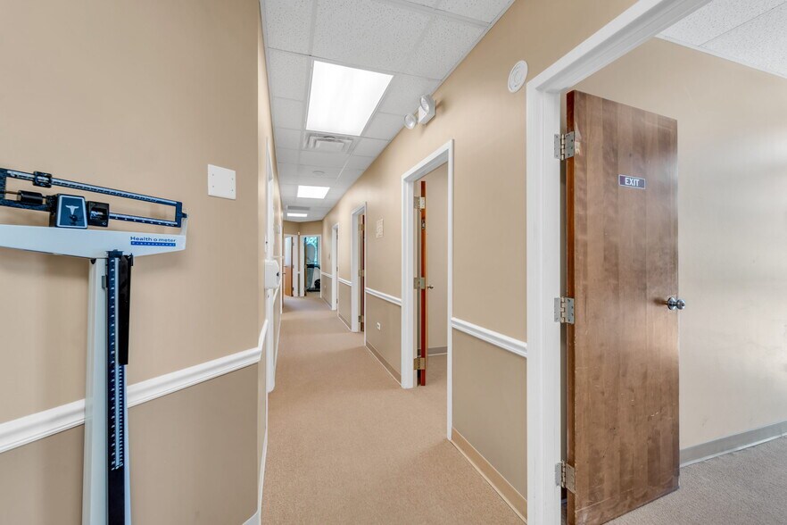 More Photos Of 391 Quadrangle Dr, Bolingbrook Office For Sale