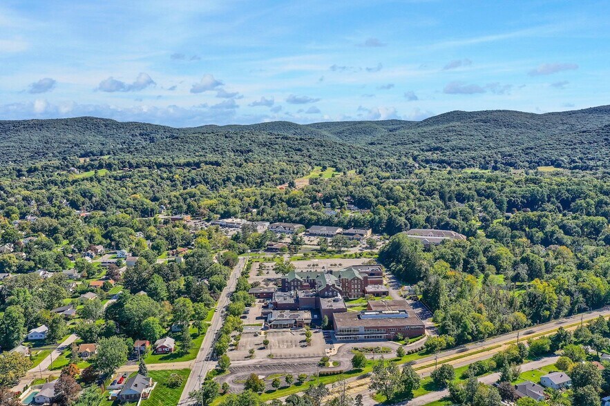 More Photos Of 21 Laurel Ave, Cornwall Medical For Lease