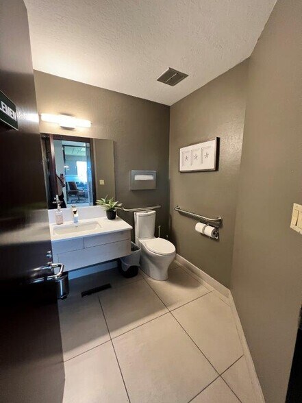 More Photos Of 400 Redcliff Dr, Redding Office For Sale