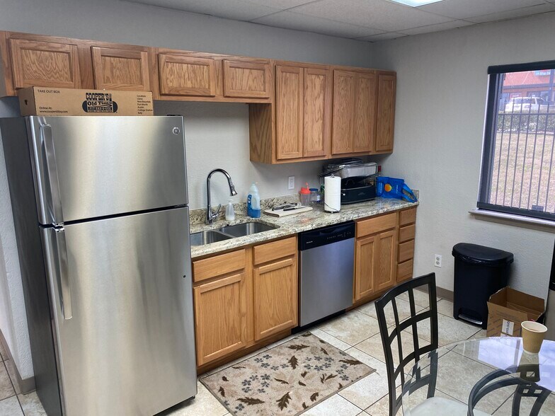 More Photos Of 2030 S Las Vegas Trl, White Settlement Office For Lease