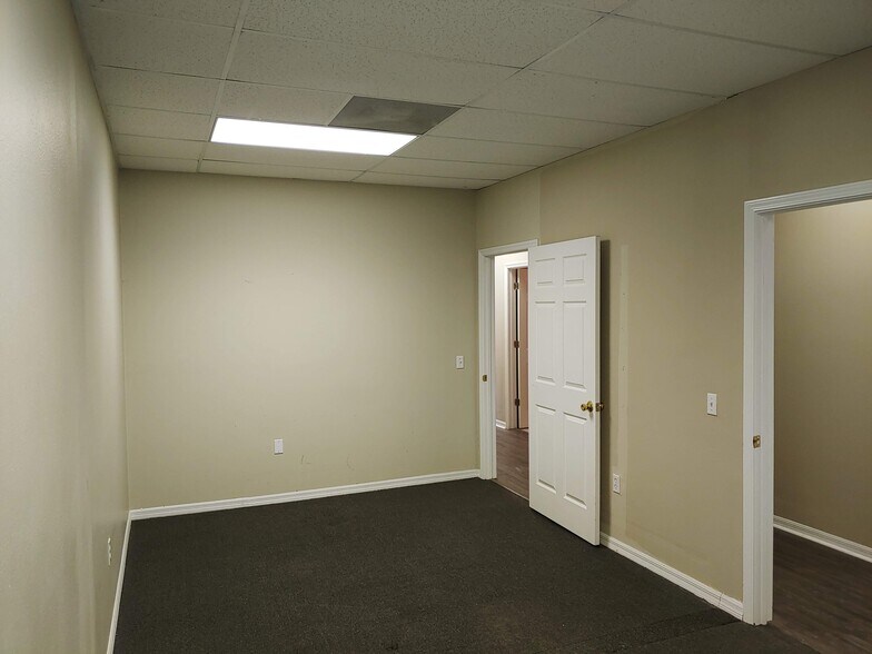 More Photos Of 8909 Regents Park Dr, Tampa Office Residential For Lease