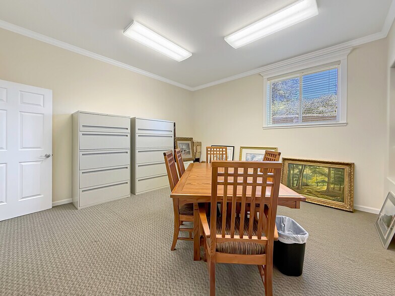 More Photos Of 624 Fleet St, Brookings Office For Sale