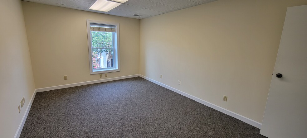 More Photos Of 7 W Queens Way, Hampton Medical For Lease