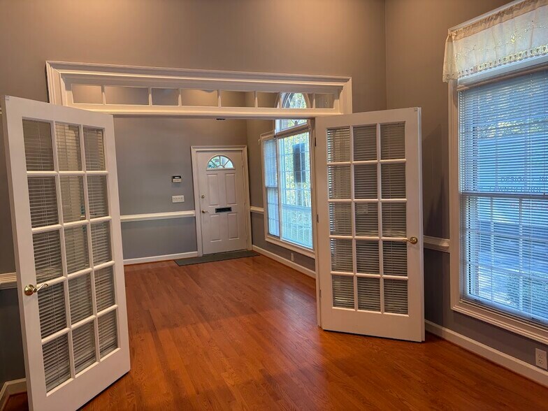 More Photos Of 701-704 Bombay Ln, Roswell Office For Lease