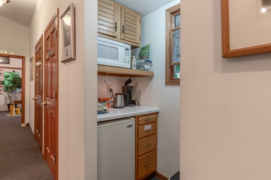 More Photos Of 375 N McClellan Ave, Marquette Office For Sale