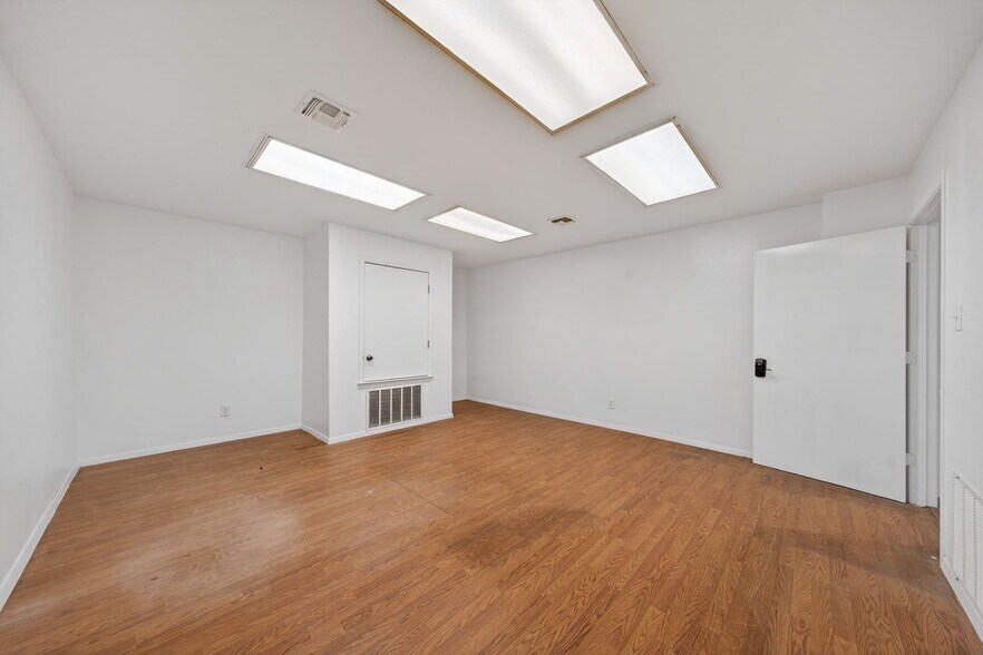 More Photos Of 3215 Zanderson Ave, Jourdanton Loft Creative Space For Lease