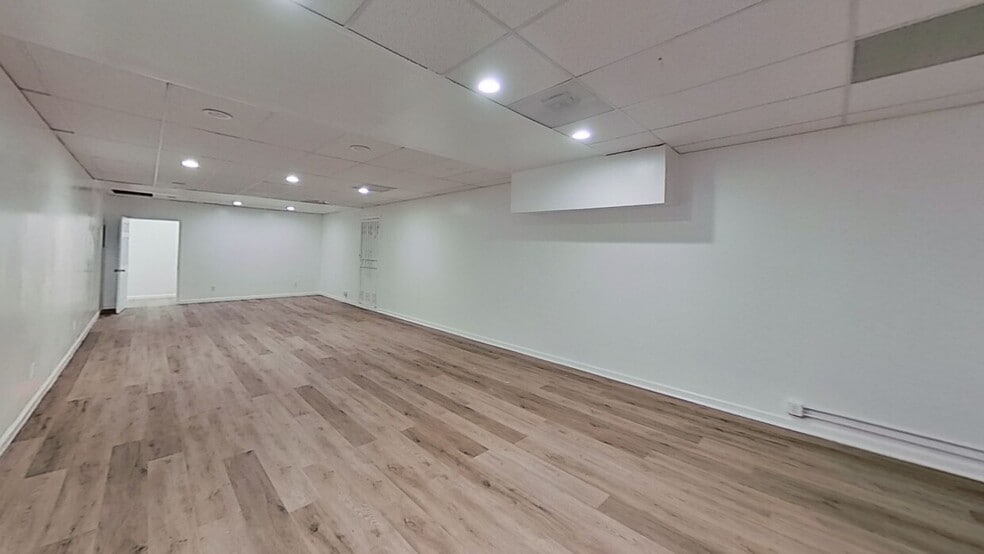 More Photos Of 21044 Sherman Way, Canoga Park Office For Lease