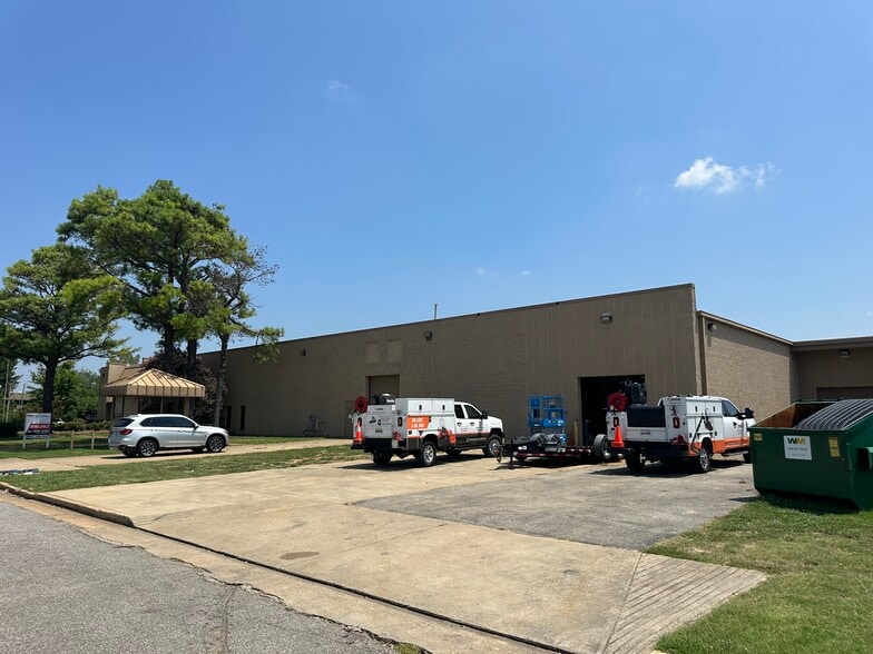 More Photos Of 8706 Deerfield Dr, Olive Branch Warehouse For Lease