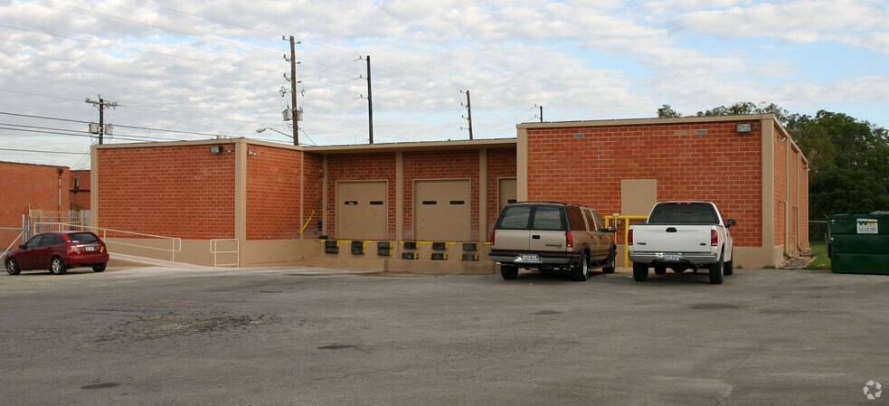 More Photos Of 1403 E Houston St, San Antonio Flex For Lease