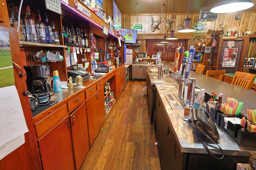 More Photos Of 702 Newmark St, Coos Bay Bar For Sale