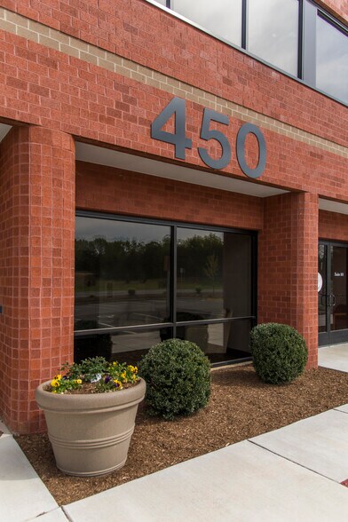 More Photos Of 450 Solomon Dr, Fredericksburg Office For Sale