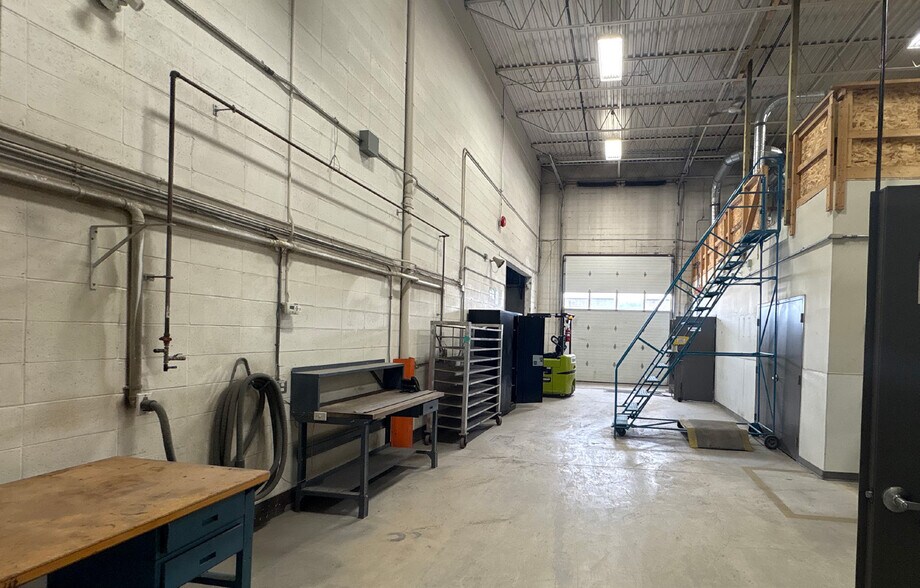 More Photos Of 2827 18th St NE, Calgary Warehouse For Sale