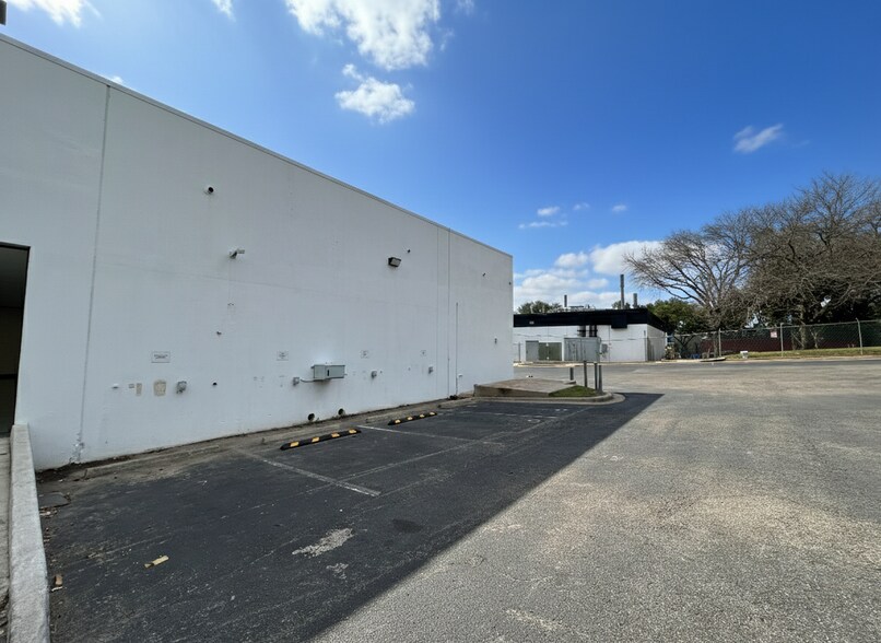 More Photos Of 8605 Cross Park Dr, Austin Office For Lease