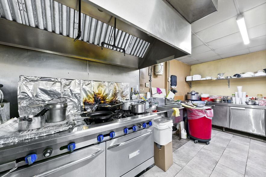 More Photos Of 103 Henderson St, Palacios Convenience Store For Sale