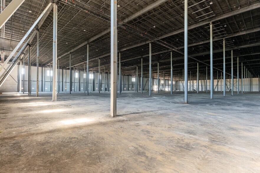 More Photos Of 102 Dolson Ave, Middletown Distribution For Lease