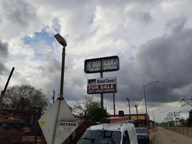 More Photos Of 2009 N Main St, Houston Land For Sale