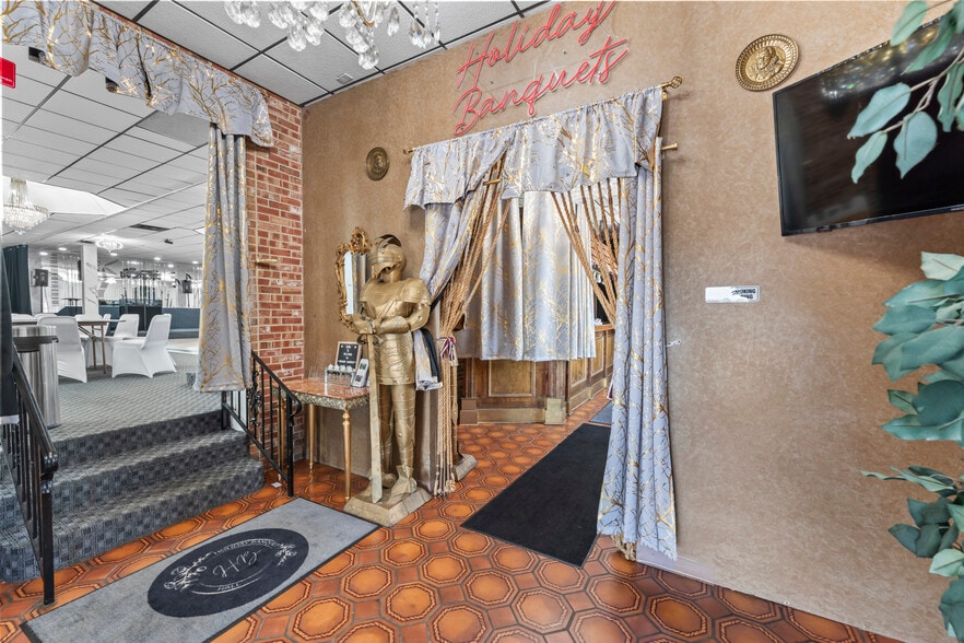 More Photos Of 10140 S Roberts Rd, Palos Hills Bar For Sale