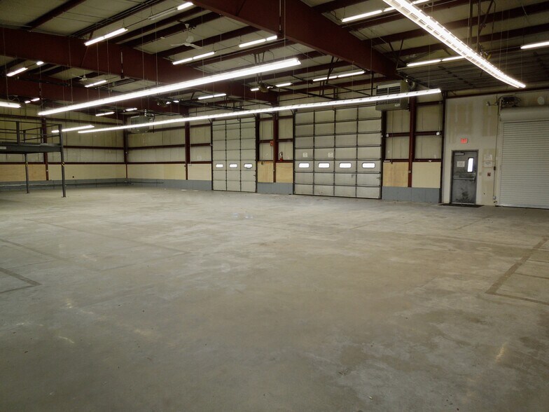 More Photos Of 62 Industrial Park Rd, Plymouth Warehouse For Lease