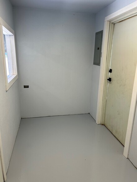 More Photos Of 302 N Main St, Collinsville Light Manufacturing For Lease