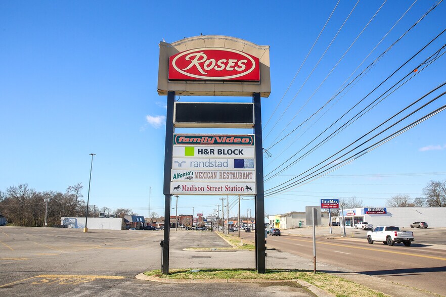 More Photos Of 612-634 Madison St, Shelbyville General Retail For Lease