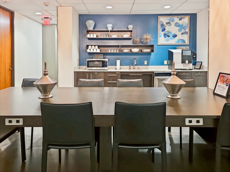 More Photos Of 1341 W Mockingbird Ln, Dallas Coworking Space