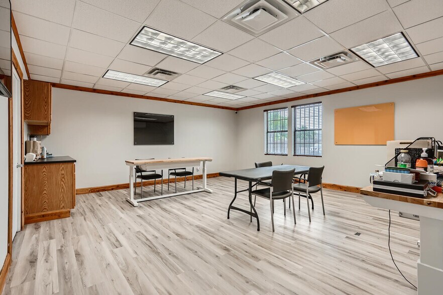 More Photos Of 11204 Bluff Bend Dr, Austin Light Manufacturing For Sale