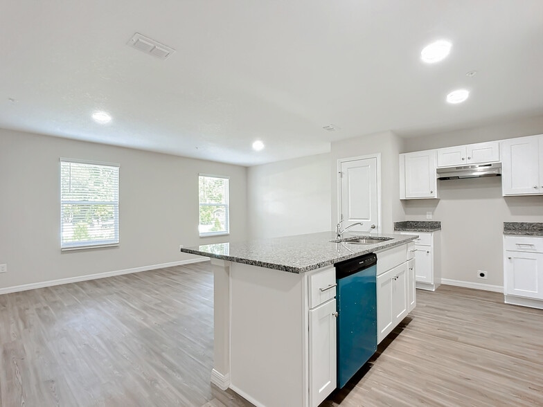 More Photos Of 9556 Hood Rd, Jacksonville Apartments For Sale