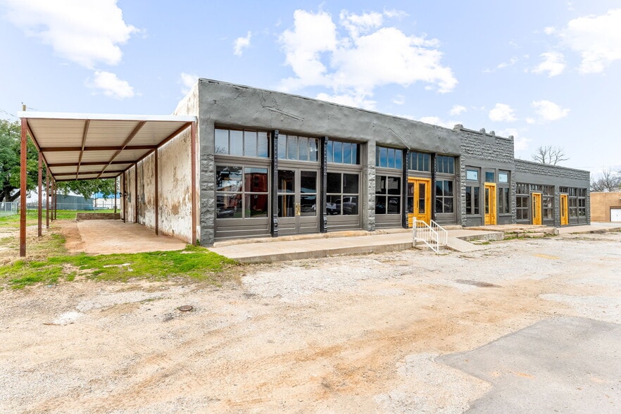 More Photos Of 104 S Kickapoo St, Lipan General Retail For Lease