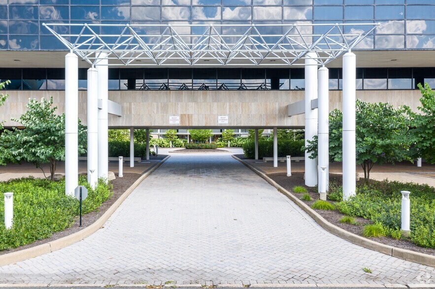 More Photos Of 5 Wood Hollow Rd, Parsippany Office For Lease