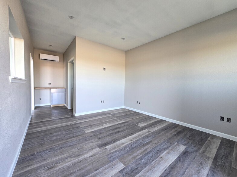 More Photos Of 6366-6414 FM 1715, Lampasas Flex For Lease