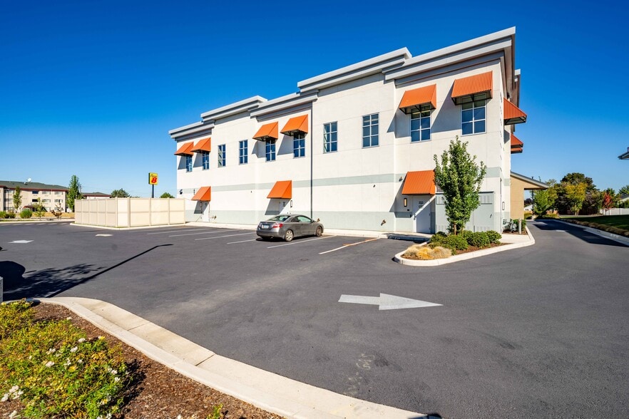 More Photos Of 4801 Biddle Rd, Central Point Office For Lease