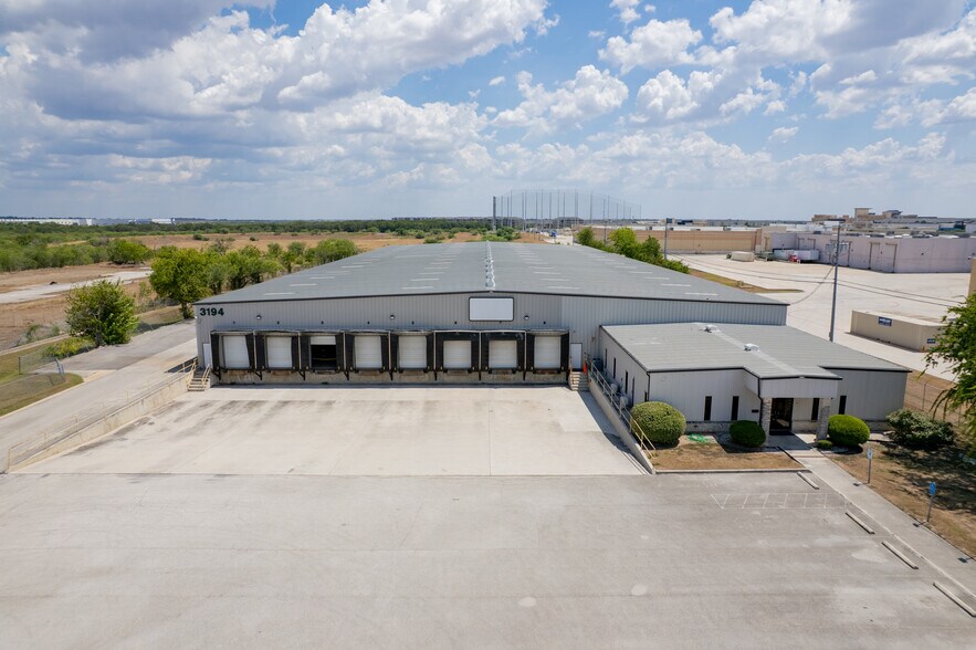 More Photos Of 3194 N Interstate 35, New Braunfels Warehouse For Lease