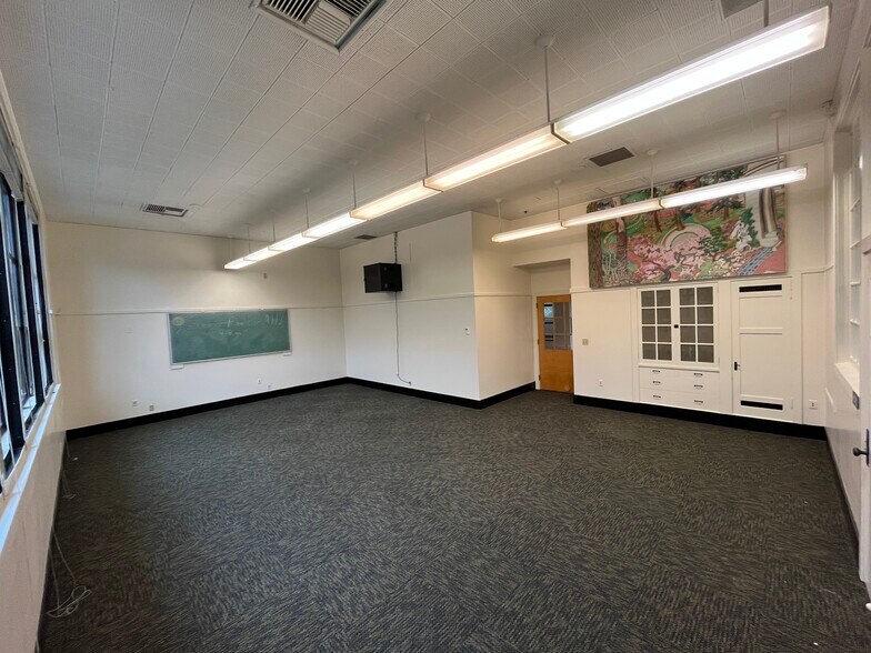 More Photos Of 7688 SW Capitol Hwy, Portland Specialty For Lease