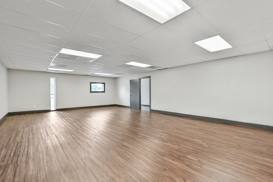 More Photos Of 512 N Friendswood Dr, Friendswood Office For Lease