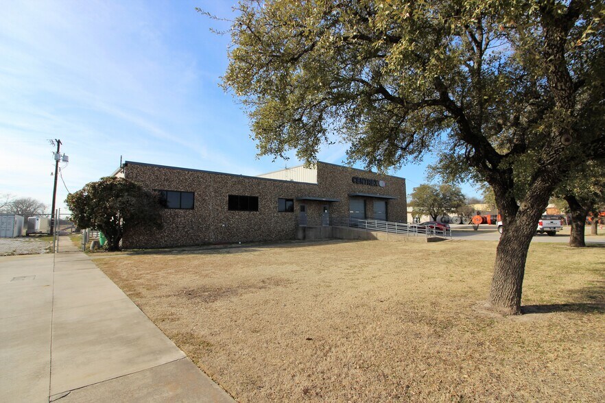 More Photos Of 1101 Woods St, Gainesville Warehouse For Lease