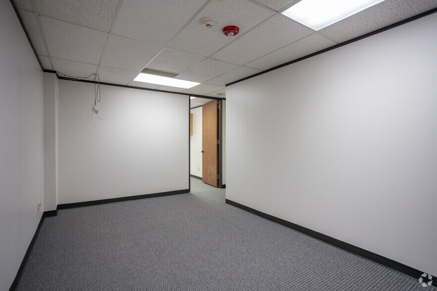 More Photos Of 2400 Augusta Dr, Houston Office For Lease