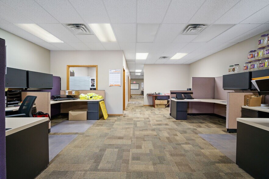 More Photos Of 1801 N 13th Ave E, Newton Flex For Lease